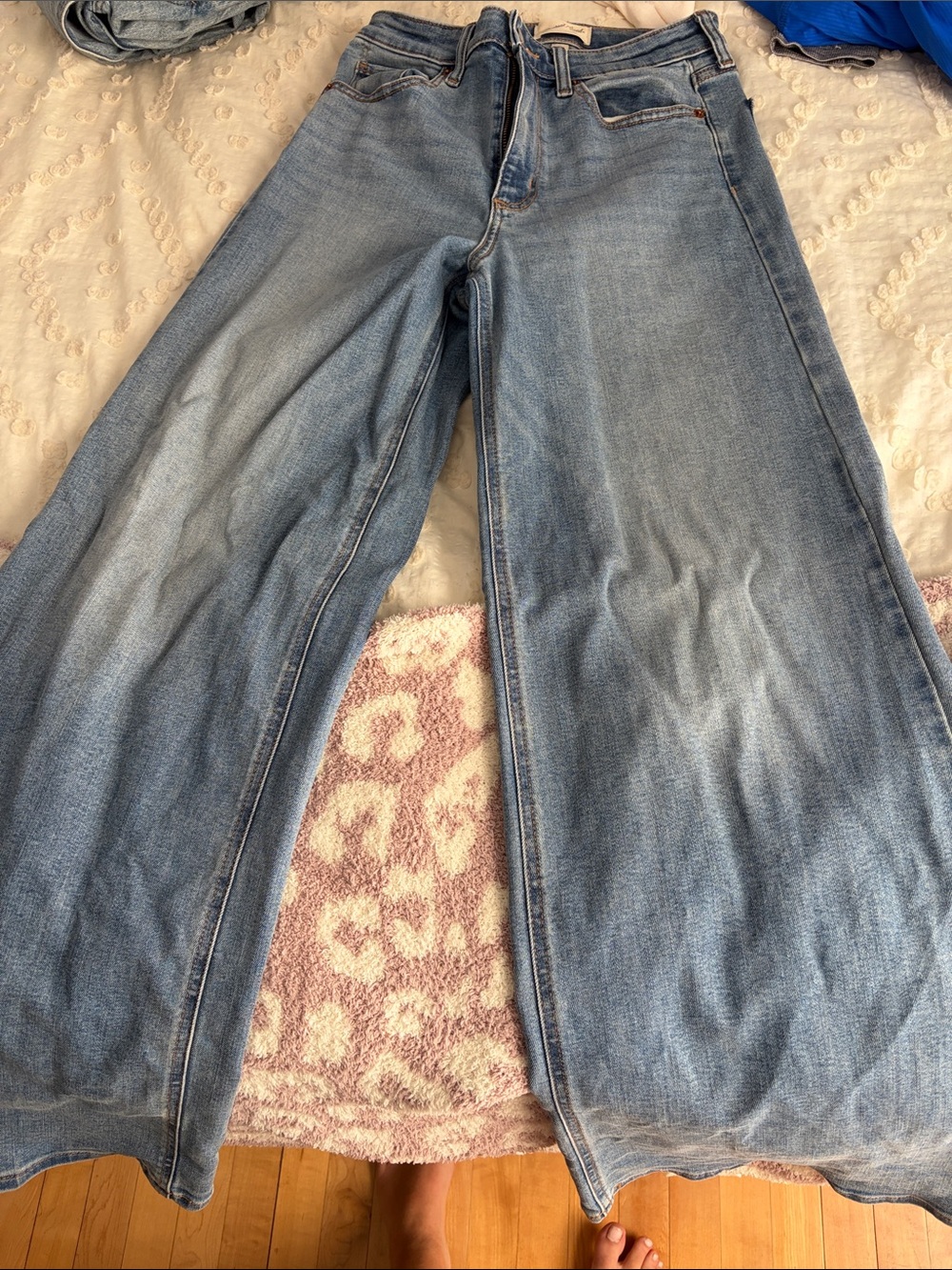 Universal Thread Light Blue Wide-Leg Jeans